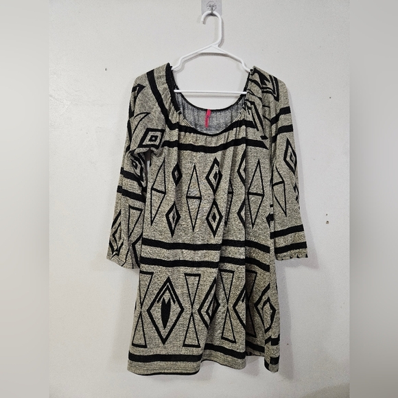 Geometric Patterned Tunic Top! - Picture 1 of 5